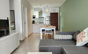 Sandstone Luxury 2 Bedroom Apartment With Lift And Common Pool